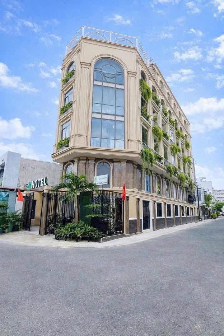 SIÊU KHÁCH SẠN MỚI 100% NGAY NGÃ 3 NGUYỄN SƠN - NHÀ GÓC 2 MẶT TIỀN HẺM KO DÍNH LỘ GIỚI :